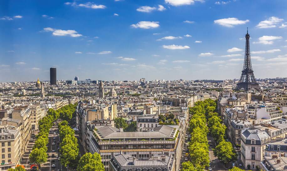 Blick von der Aussichtsplattform des Arc de Triomphe auf Paris mit dem Eiffelturm | © Gettyimages.com/William Perry 