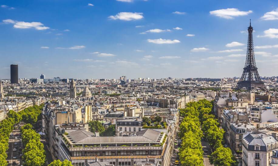 Blick von der Aussichtsplattform des Arc de Triomphe auf Paris mit dem Eiffelturm | © Gettyimages.com/William Perry 