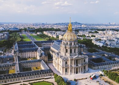 Invalidendom in Paris mit goldener Kuppel und Gruenflaeche in der Umgebung | © Gettyimages.com/pawel.gaul