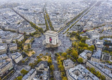 Luftaufnahme von der Arc de Triomphe | © Gettyimages.com/lifeonwhite