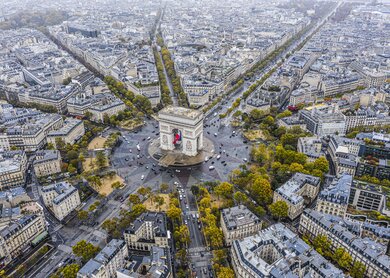 Luftaufnahme von der Arc de Triomphe | © Gettyimages.com/lifeonwhite