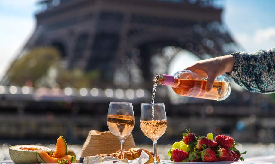Paris Eiffelturm Picknick Frankreich | © Gettyimages.com/Yana Tatevosian