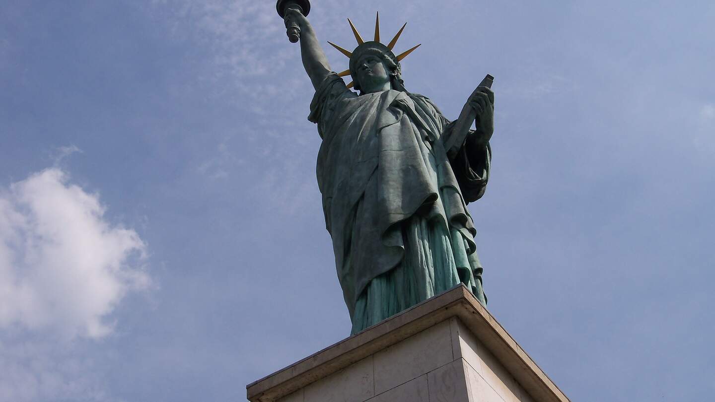 Untersicht auf die Freiheitsstatue in Paris | © Pixabay.com/lino9999