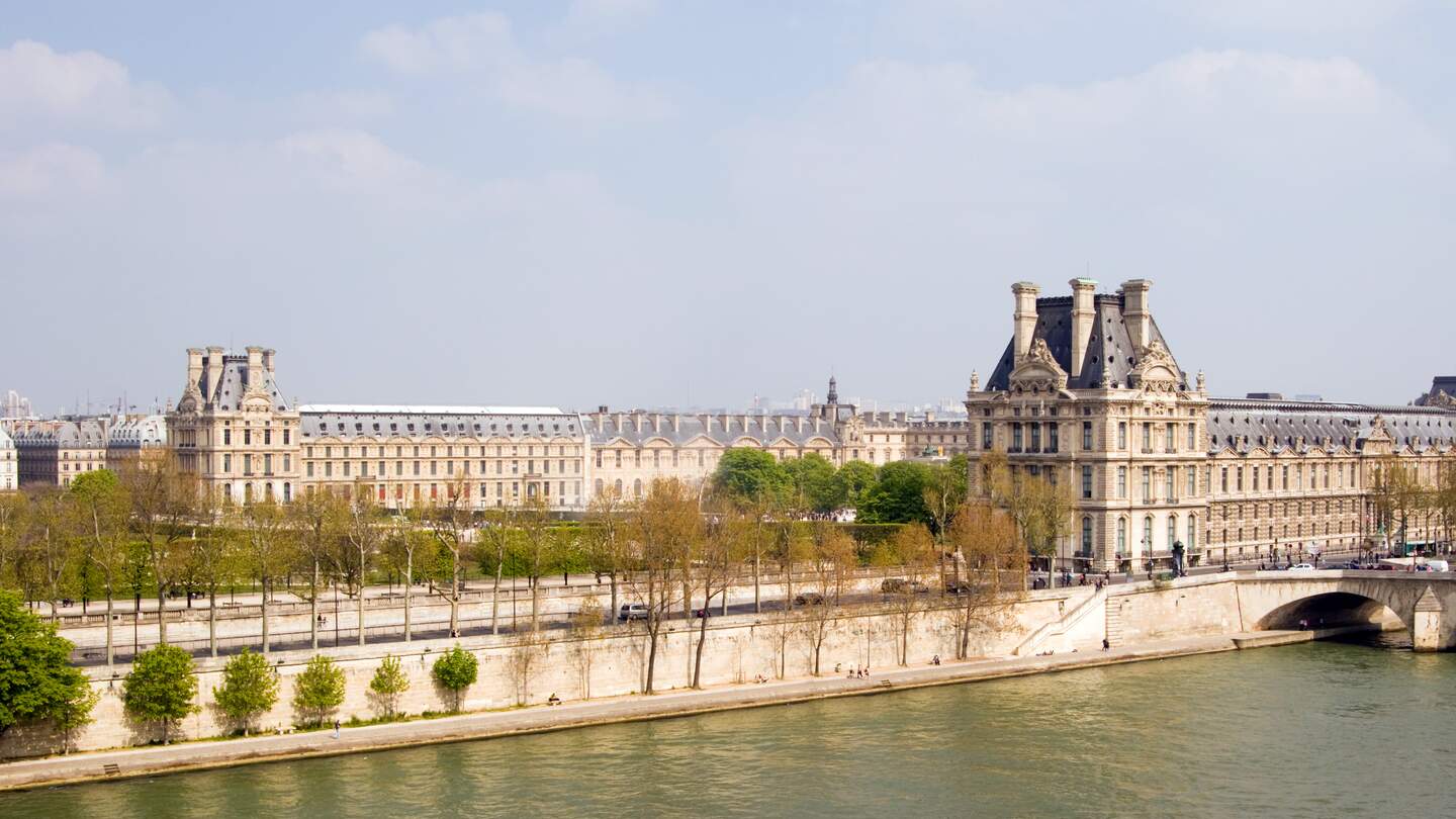 Louvre Museum und Jardin du Carrousel entlang der Seine | © Gettyimages.com/rmcguirk