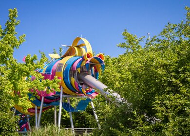 Bunte Drachenrutsche im Jardin du Dragon des Parc de La Villette, Paris | © Gettyimages.com/daboost