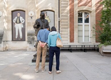 Besucher der Statue von Zenobe Gramme (dem Vater des Dynamos) im Musee des Arts et Métiers (Museum fuer Industriedesign in Paris, Métiers-Kunstmuseum, Kunsthandwerksmuseum). | © Gettyimages.com/fazon1