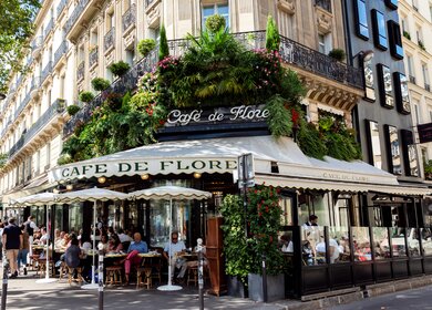 Das Cafe De Flore befindet sich an der Ecke Boulevard Saint Germain und Rue Saint Benoit. | © Gettyimages.com/UlyssePixel