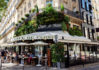 Das Cafe De Flore befindet sich an der Ecke Boulevard Saint Germain und Rue Saint Benoit. | © Gettyimages.com/UlyssePixel