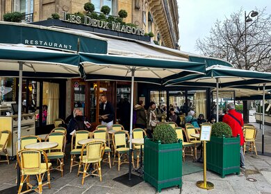 Die legendäre Brasserie Les Deux Magots serviert traditionelle französische Gerichte in einem luftigen, charmanten Raum in Paris. Boulevard und Platz Saint Germain des Pres in Paris | © Gettyimages.com/Alla Tsyganova 
