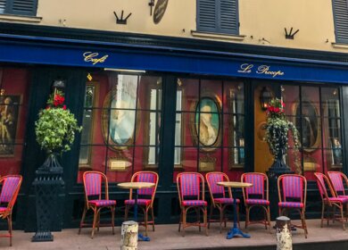 Berühmtes Café Le Procope in Paris, Frankreich. Außenterrasse ohne Menschen. | © Gettyimages.com/anouchka