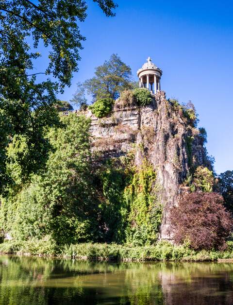 atemberaubende Mischung aus wilder Natur und städtischer Ruhe,besticht der Park mit steilen Hügeln, rauschenden Wasserfällen und einem idyllischen See | © gettyimages.com/daboost