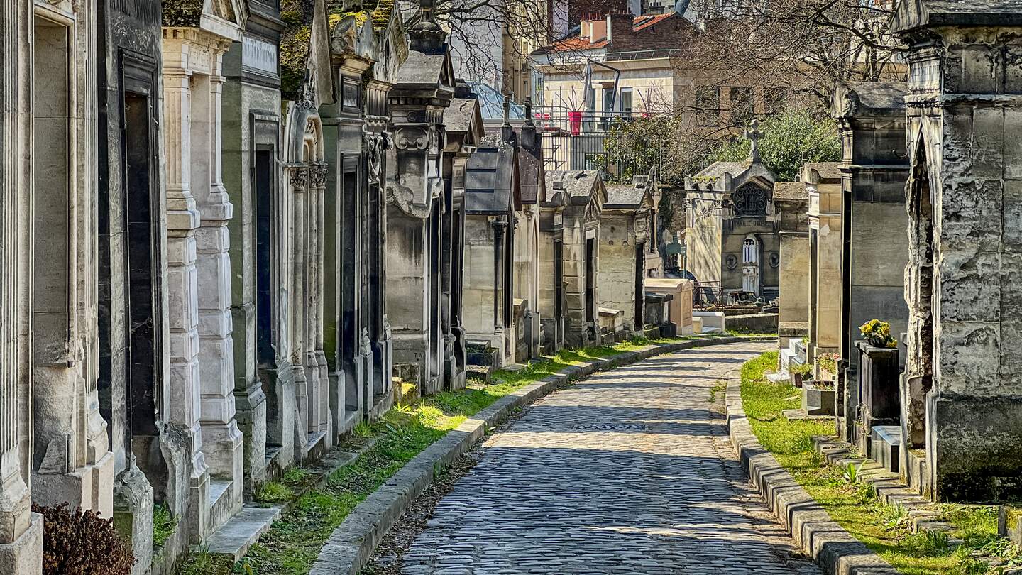 Weg auf Friedhof Pére Lachaise in Paris | © Gettyimages.com/searagen