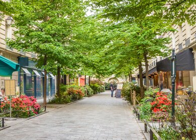 Straße im böhmischen Viertel Marais in Paris | © Gettyimages.com/BrasilNut1