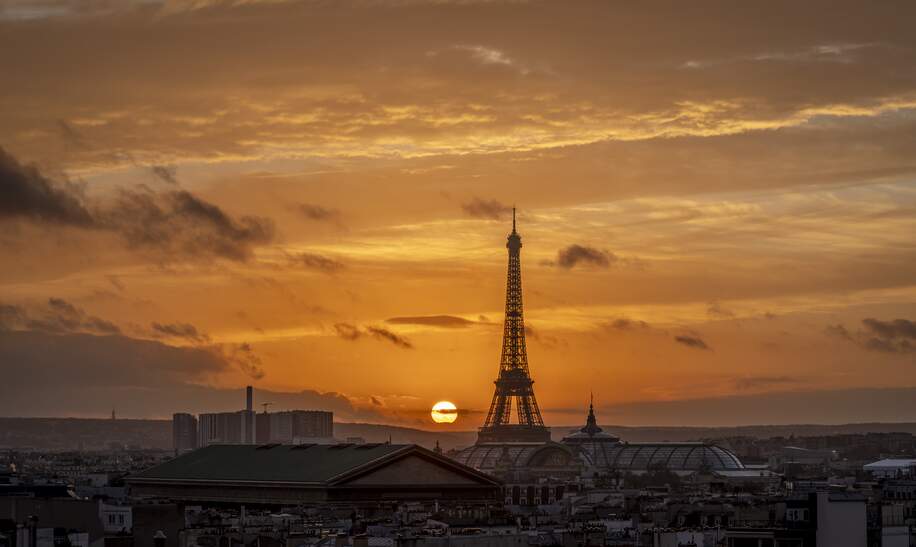 Sonnenuntergang über den Dächern von Paris mit dem Eiffelturm im Hintergrund | © Gettyimages.com/FranckLegros