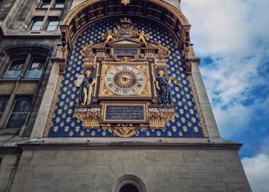 Tour de l'Horloge in Paris, es wird die älteste Uhr in Paris gezeigt | © Gettyimages.com/AndreiBordeianu
