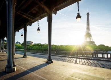 Der atemberaubende Ausblick auf den Eiffelturm von Pont de Bir-Hakeim Metallbrücke, einem ikonischen Wahrzeichen in Paris, das einen einzigartigen Blick auf die französische Hauptstadt bietet. | © Gettyimages.com/IakovKalinin