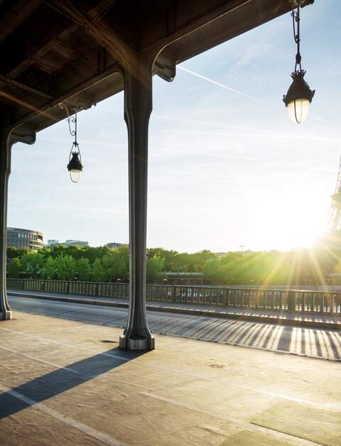 Der atemberaubende Ausblick auf den Eiffelturm von Pont de Bir-Hakeim Metallbrücke, einem ikonischen Wahrzeichen in Paris, das einen einzigartigen Blick auf die französische Hauptstadt bietet. | © Gettyimages.com/IakovKalinin