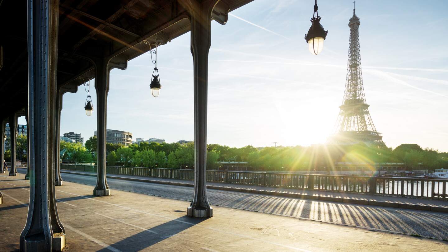 Der atemberaubende Ausblick auf den Eiffelturm von Pont de Bir-Hakeim Metallbrücke, einem ikonischen Wahrzeichen in Paris, das einen einzigartigen Blick auf die französische Hauptstadt bietet. | © Gettyimages.com/IakovKalinin