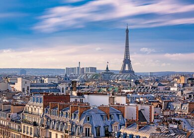 Blick auf die Dächer von Paris. Grand Palais im Mittelgrund, Eiffelturm im Hintergrund | © GettyImages.com/MarcelloLand