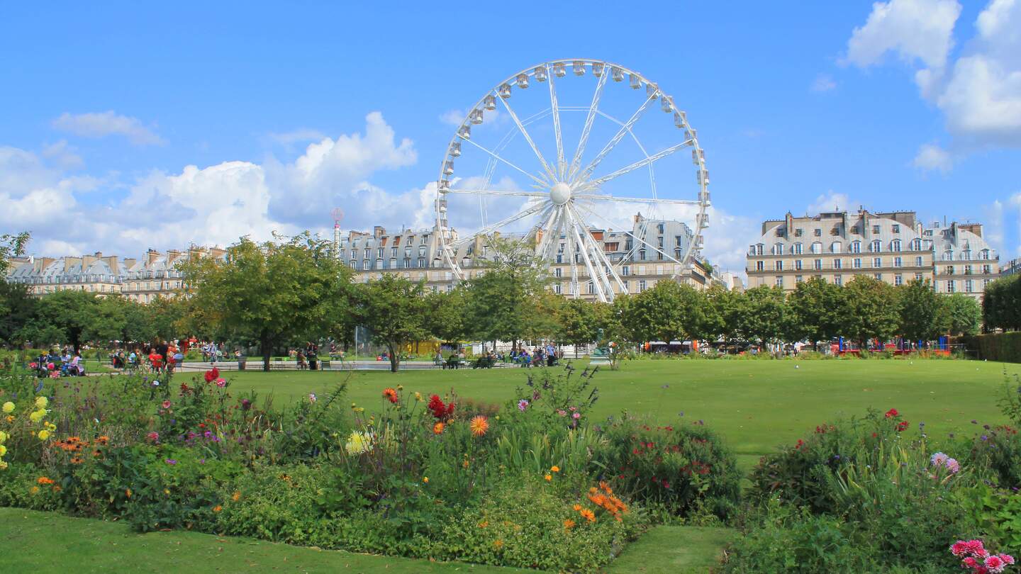 Frühlingsblumenbeete im Jardin de Tuileries in Paris im Hintergrund das Riesenrad im Park | © GettyImages.com/PictureReflex