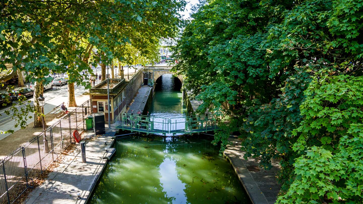 Sich öffnende Schleuse im Kanal Saint-Martin im Frühling in Paris | © GettyImages.com/daboost
