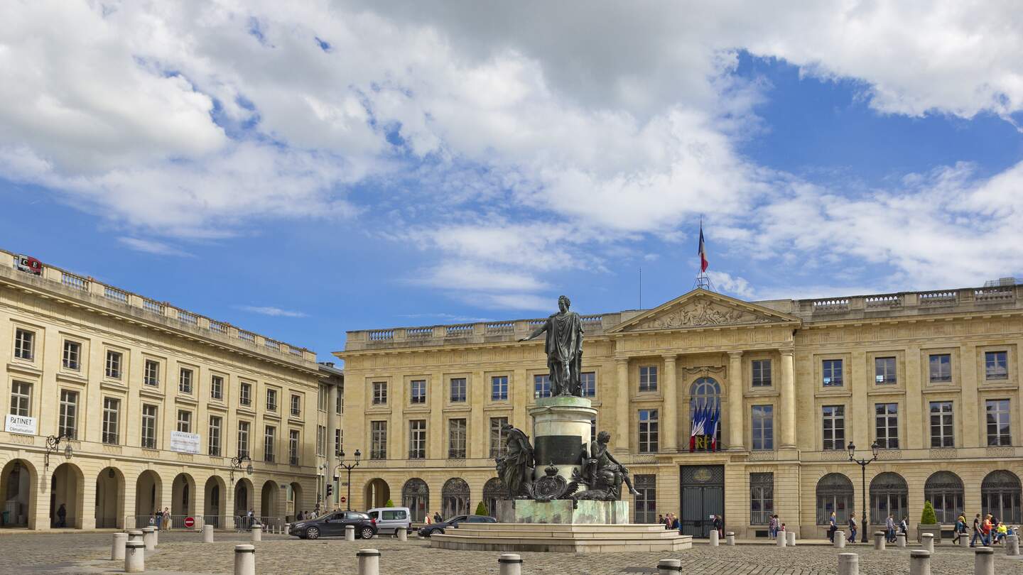 Der Place Royale in Reims, Stadt in Frankreich in der Champagne | © Gettyimages.com/walencienne