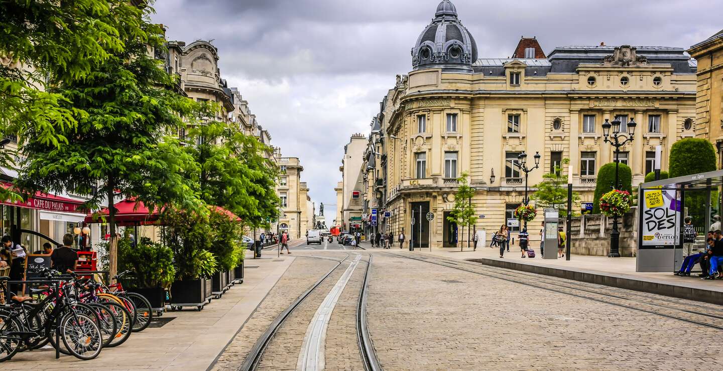 Die Rue des Vesle in Reims, Stadt in Frankreich in der Champagne | © Gettyimages.com/csfotoimages