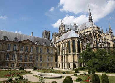 Die Rückansicht der Kathedrale von Reims, Stadt in Frankreich in der Champagne | © Gettyimages.com/Micheldenijs