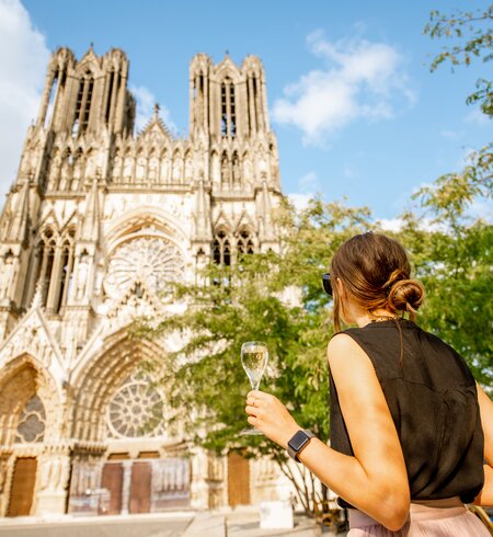 Frau in die Kathedrale Notre Dame in Reims | © Gettyimages.com/RossHelen