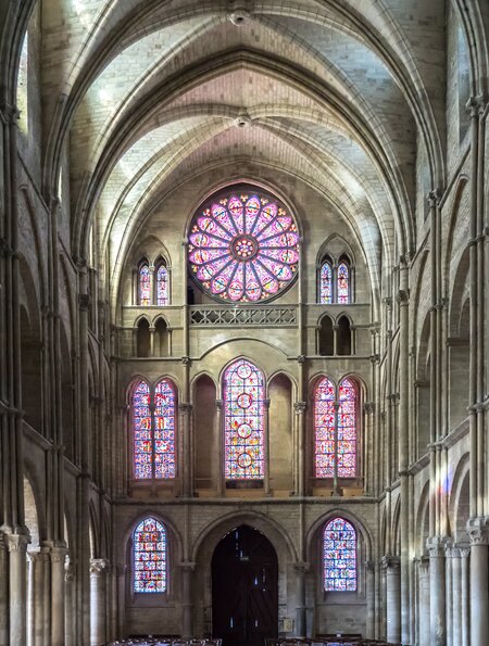 Der Innenraum der Basilika Saint-Remi in Reims | © Gettyimages.com/CAHKT