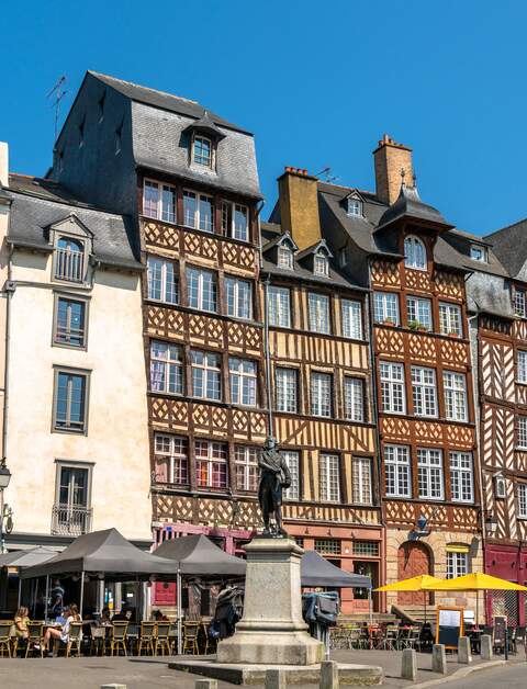 Traditionelle Fachwerkhäuser in der Altstadt von Rennes - Bretagne, Frankreich | © GettyImages.com/Leonid Andronov