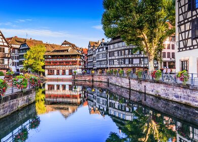 Die Architektur von Strassburg mit Haeuserfassaden aus Fachwerk  | © Gettyimages.com/SCStock