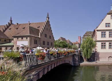 Blick auf die Altstadt von Strassburg mit einigen Menschen auf einer Bruecke | © Gettyimages.com/baerchen_gold