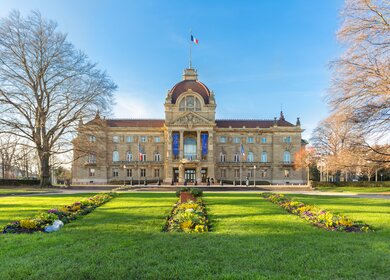 Historischer Palast Rhin in Straßburg am Morgen | © Gettyimages.com/eli77