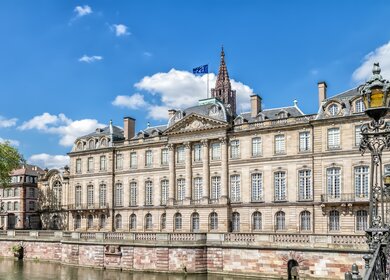 Der Rohan Palast in Strassburg bei schoenem Wetter | © Gettyimages.com/g215