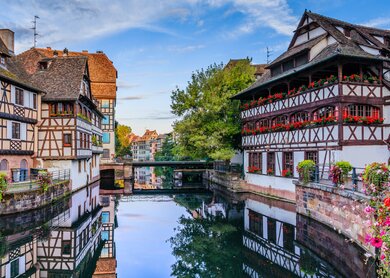 Kleiner Kanal in Quartier Petite France mit Haeusern in Strassburg | © Gettyimages.com/carmengabriela