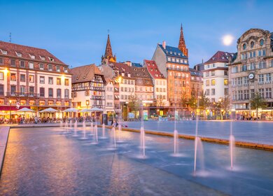 Blick auf den Stadtplatz von Strassburg am Abend | © Gettyimages.com/benedek