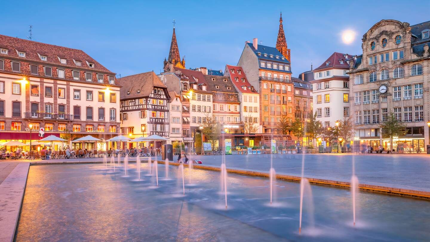 Blick auf den Stadtplatz von Strassburg am Abend | © Gettyimages.com/benedek