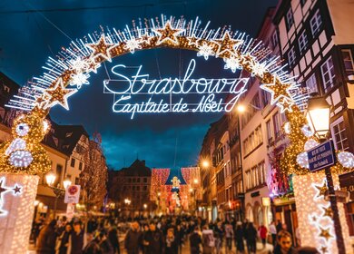Blick auf das Eingangstor des Weihnachtsmarktes in Strassburg | © Gettyimages.com/serts