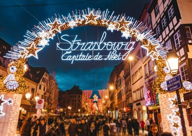 Blick auf das Eingangstor des Weihnachtsmarktes in Strassburg | © Gettyimages.com/serts