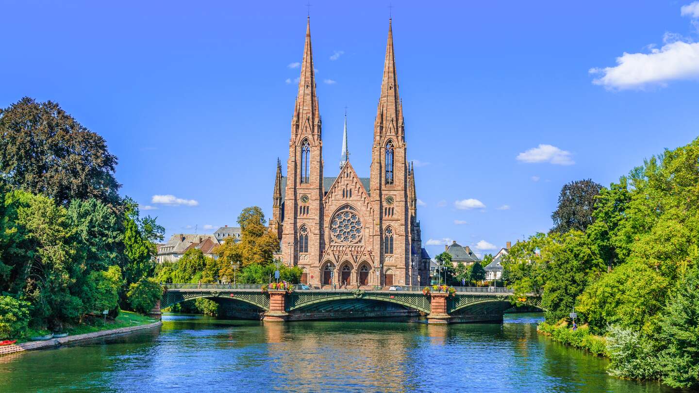 Blick auf die St Paul Kirche in Strassburg in gruener Natur | © Gettyimages.com/carmengabriela