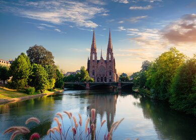 St Paul Kathedrale Strasbourg am Sonnenaufgang, Frankreich | © Gettyimages.com/givaga