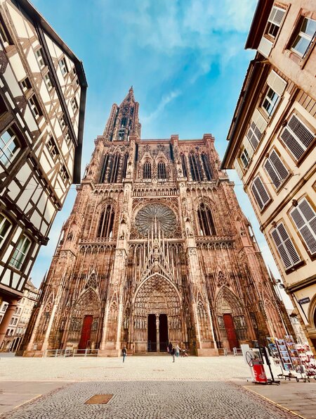 Weitwinkliges Vollbild des Doms im Zentrum von Strassburg mit hellblauem Himmel | © Gettyimages.com/Anne-Sophie LAEUFFER