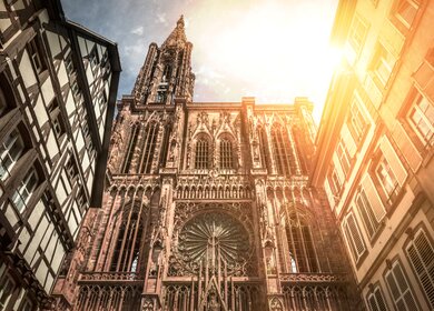 Untersicht ausf die Kathedrale Notre Dame in Strassburg mit strahelnder Sonne | © Gettyimages.com/Viktor Georg