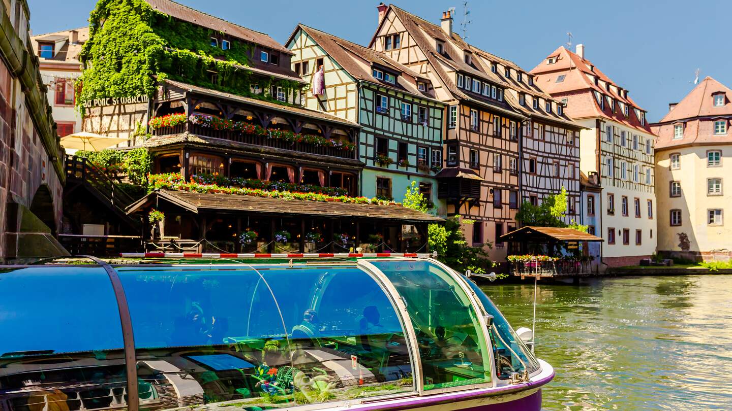 Boot auf dem Kanal in Quartier La Petite France bei gutem Wetter | © Gettyimages.com/iiievgeniy