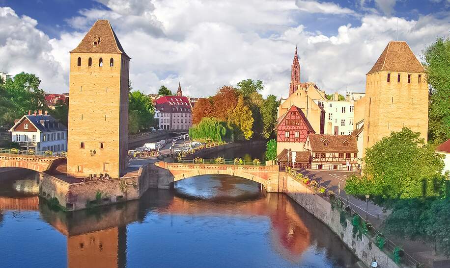 Blick ueber die Barrage Vauban in der Stadt Strassburg | © Gettyimages.com/NickNick_ko