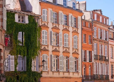 Blick auf die Fassaden eines Platzes von Toulouse | © Gettyimages.com/mick1980