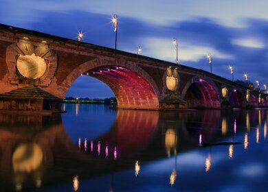 Pont Neuf an der Garonne bei Nacht mit Beleuchtung | © Gettyimages.com/elementals 