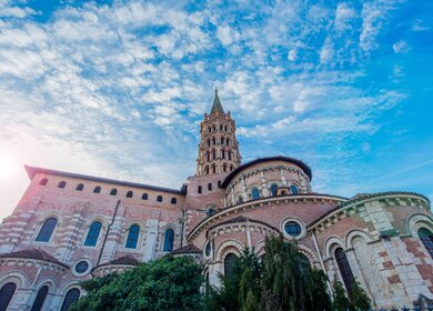 Untersicht auf die Saint-Sernin, die römische Basilika in Toulouse | © Gettyimages.com/Gabriel-m