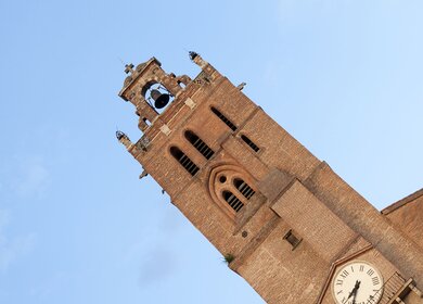 Untersicht auf den Turm der Saint Stephen's Cathedral in Toulouse mit blauem Himmel | © Gettyimages.com/Raquel Pedrosa Perez 